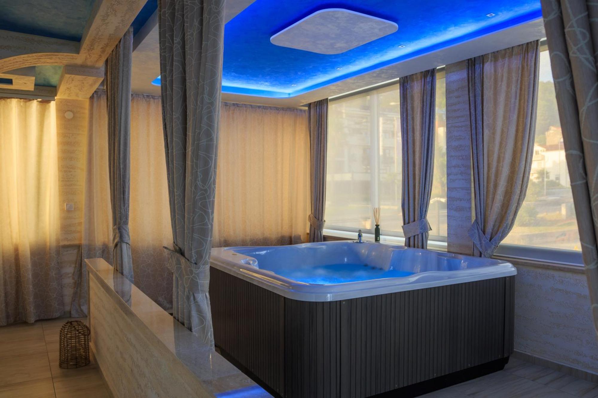 Hotel Maksim Херцег-Нови Экстерьер фото